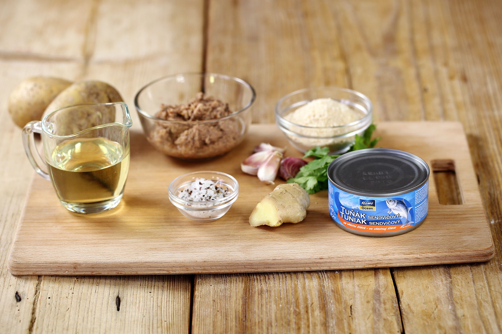 Pikantní tuňákové karbanátky s jogurtovou raitou
