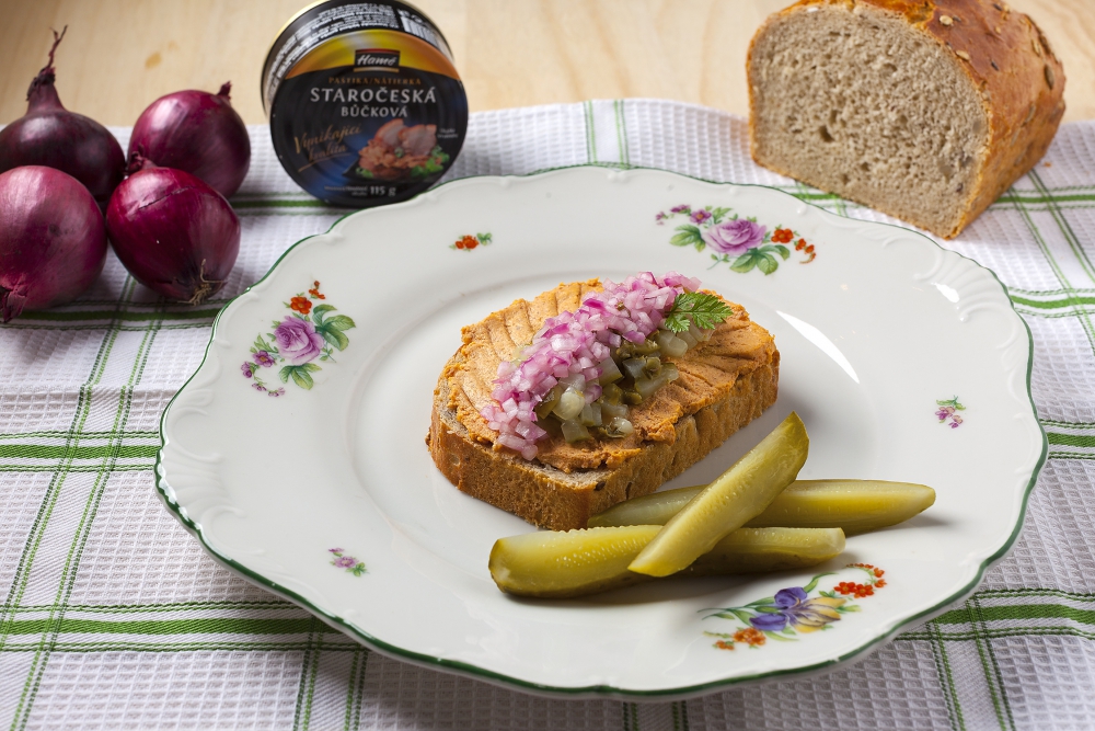 Bůčková pomazánka se salsou z kyselých okurek a kaparů